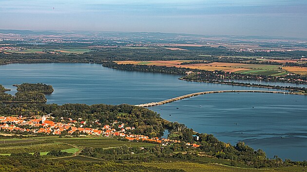 Pohled z hradu Dviky, kter prochz opravou, na vodn ndr Nov Mlny.