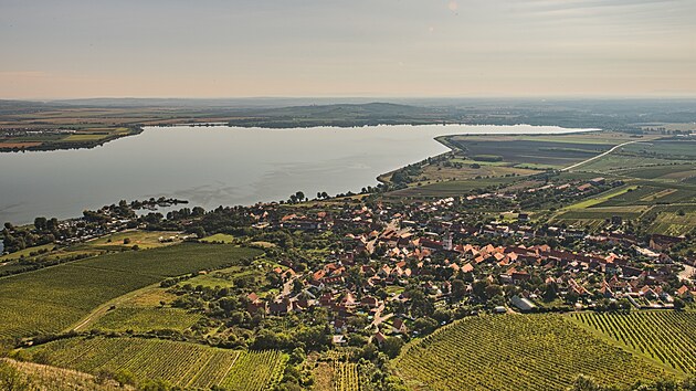Pohled z hradu Děvičky, který nyní nadšenci opravují, na vesnici Pavlov a nádrž Nové Mlýny (září 2021).