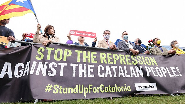 Lid demonstruj proti zadren katalnskho politika Carlese Puigdemonta ped Evropskm parlamentem v Bruselu. (24. z 2021)