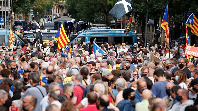 Lid demonstruj proti zadren katalnskho politika Carlese Puigdemonta v Barcelon. (24. z 2021)