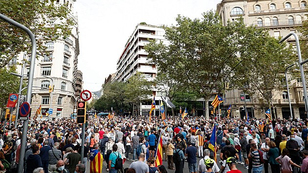 Lid demonstruj proti zadren katalnskho politika Carlese Puigdemonta v Barcelon. (24. z 2021)
