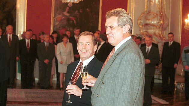 Prezident Václav Havel a pedseda SSD Milo Zeman pi jmenování vlády v roce...