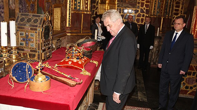 Prezident Milo Zeman bhem vyzvedvn korunovanch klenot v katedrle sv. Vta. (2013)