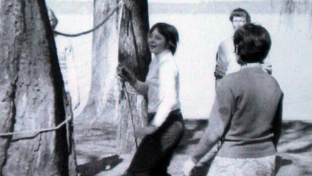 Angela Merkelová (za svobodna Kasnerová) hraje s přáteli volejbal. (archivní snímek z roku 1973).