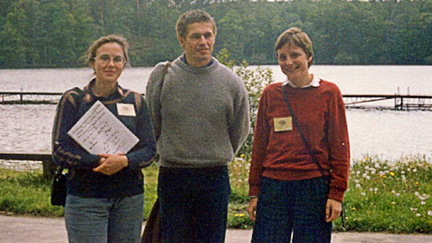 Fotografie pozen v roce 1989 v polskm mst Bachotek. Zleva: profesorka kvantov chemie Malgorzata Jeziorsk, Joachim Sauer a Angela Merkelov.