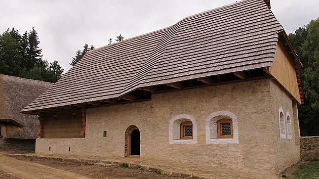 Archeoskanzen v Trocnov pomalu roste, prvn budovy u stoj v zpadn sti arelu.