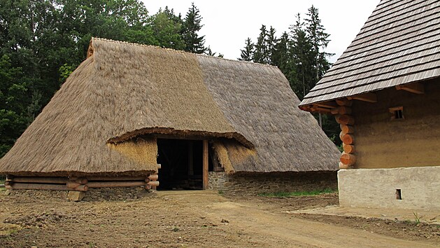 Archeoskanzen v Trocnov pomalu roste, prvn budovy u stoj v zpadn sti arelu.