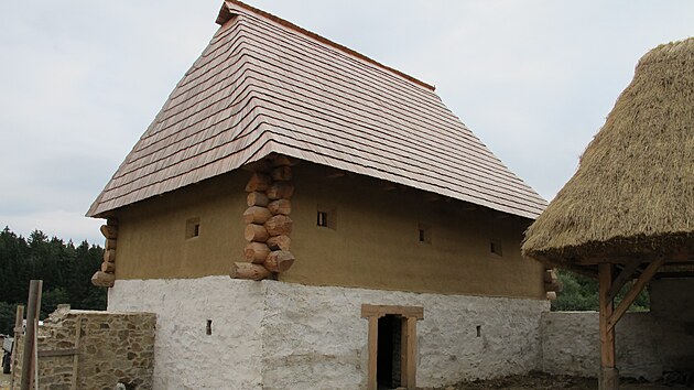 Archeoskanzen v Trocnov pomalu roste, prvn budovy u stoj v zpadn sti arelu.