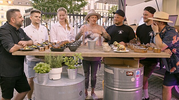 Navaeno. Vlevo street food od Radka Kaprka, vpravo od Honzy Punoche. 