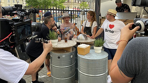 Když vařili street food v Brně Punčochář s Kašpárkem, všem tekly sliny -  iDNES.cz