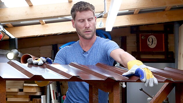 Po zaschnutí nátěru připevněte k dřevěné konstrukci plechovou střechu pomocí...