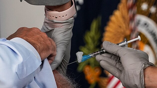 Americký prezident Joe Biden dostal třetí dávku vakcíny proti koronaviru. (27. září 2021)