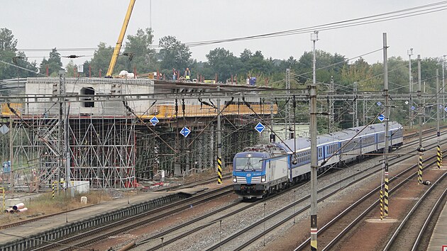 Most přes železniční koridor vzniká pomocí neobvyklé metody. Hotový má být až za řadu měsíců.