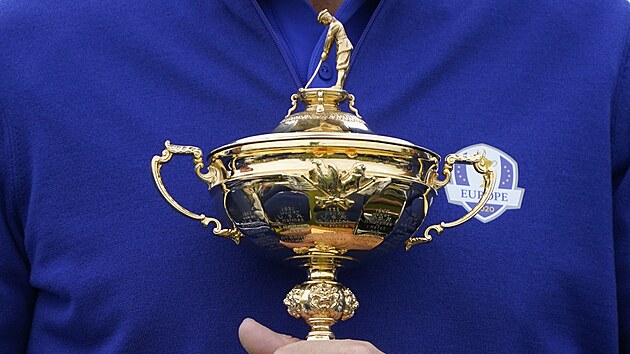Trofej pro vtze Ryder Cupu v rukou kapitna evropskho tmu Padraiga Harringtona.