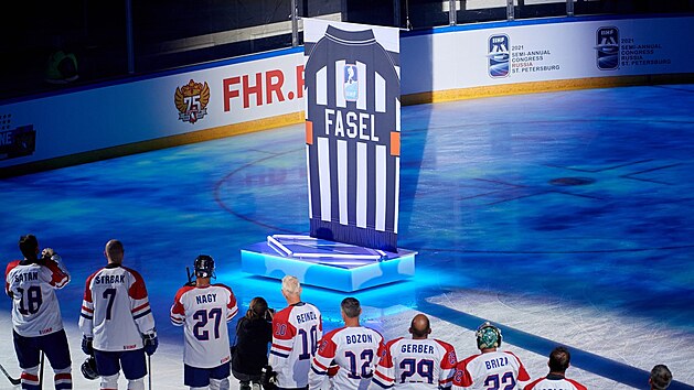 Louen fa mezinrodn hokejov federace IIHF Renho Fasela pi exhibinm...