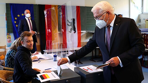Nmci hlasuj v parlamentnch volbch, svj hlas v Berln hodil prezident Frank-Walter Steinmeier. (26. z 2021)