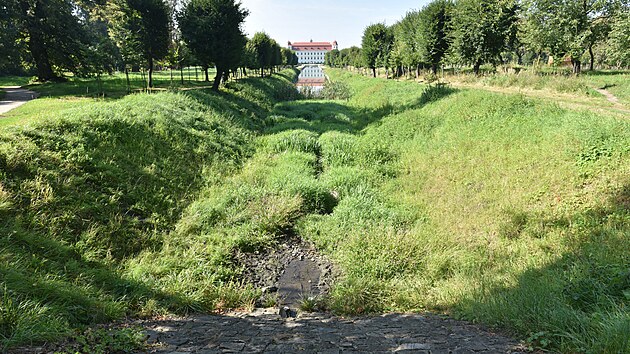 V Holešově opravují náhon, který napájí vodní trojzubec v zámecké zahradě (září 2021).