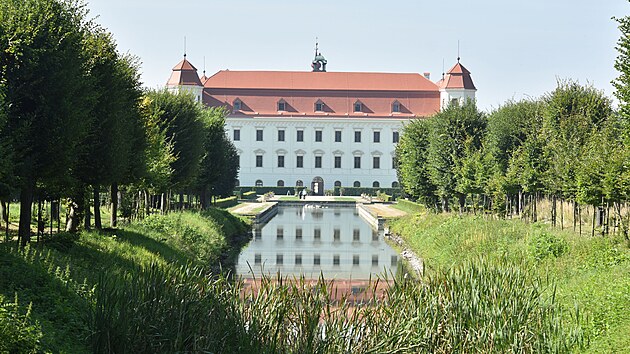 V Holešově opravují vodní náhon, který napájí zámecké rybníky ve tvaru trojzubce (září 2021).