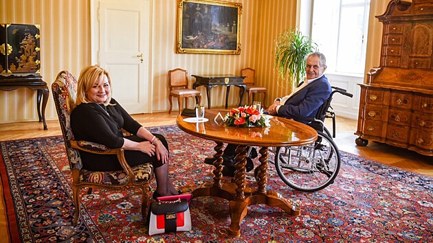 Prezident Milo� Zeman p�ijal v L�nech ministryni financ� Alenu Schillerovou. (22. z��� 2021)