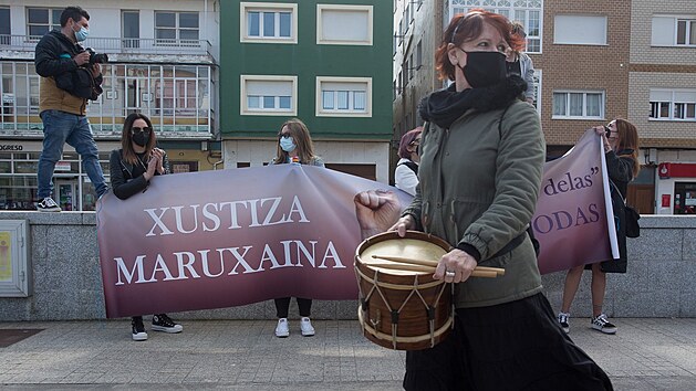 Ženy ve španělském San Cibriau protestují proti tomu, že byly snímány tajně kamerami a že záběry skončily v pornu. (4. dubna 2021)