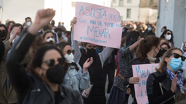 Ženy ve španělském San Cibriau protestují proti tomu, že byly snímány tajně kamerami a že záběry skončily v pornu. (4. dubna 2021)
