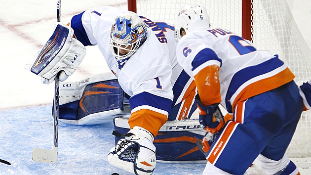Brankář Jakub Škarek z New York Islanders se chystá přikrýt puk v duelu s městským rivalem Rangers.