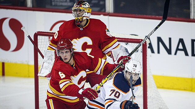 Brank Dan Vlada z Calgary sleduje souboj spoluhre Juuso Valimakiho s Coltonem Sceviourem z Edmontonu.