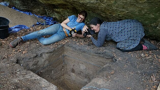 Archeologov ve skalnch pevisech na Kokonsku nali ohnit z doby poslednch lovc a sbra.