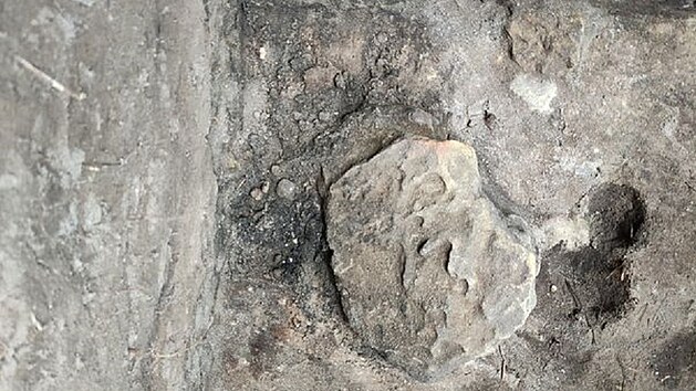 Archeologov ve skalnch pevisech na Kokonsku nali ohnit z doby poslednch lovc a sbra.