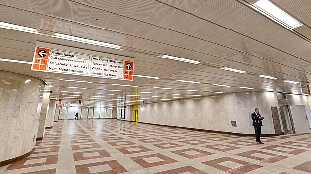 Prask dopravn podnik znovu otevel opraven vstup z metra a vestibul stanice metra Andl ve smru Na Knec. (29. z 2021)