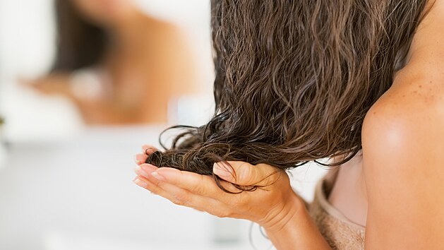 I vlasy si žádají změnu pečujícího rituálu. Nezapomínejte nikdy na závěrečnou...
