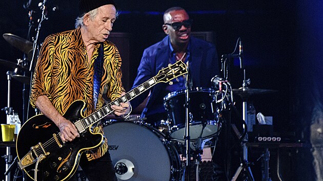 Keith Richards nov bubenk Steve Jordan na vodnm koncertu turn kapely Rolling Stones v St. Louis (27. z 2021)