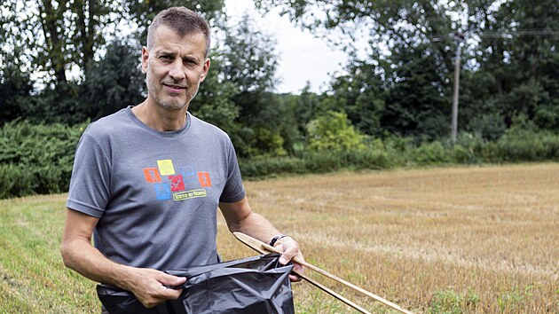 Ivo H�ger chod� ukl�zet odpadky pod�l silnice na okraji Olomouce u �tvrti Slavon�n, kde se kv�li v�hledu na m�sto �asto sch�z� hlavn� mlad� lid�.