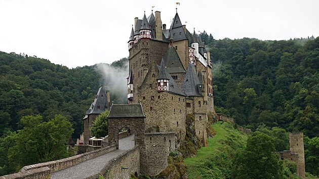 Sv�m jedine�n�m vzhledem se spolu s cukrov�m Neuschwansteinem dostal nejen mezi dvan�ctku nejzaj�mav�j��ch hrad� sv�ta, ale v letech 1961�1995 i na zadn� stranu n�meck� p�tisetmarkovky.