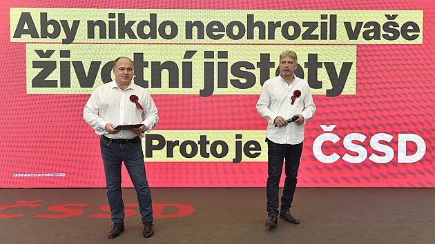 �esk� strana soci�ln� demokratick� zah�jila 25. z��� 2021 na brn�nsk�m v�stavi�ti "ostrou" f�zi kampan� p�ed ��jnov�mi volbami do Sn�movny. Zleva Jan Birke a Roman Onderka