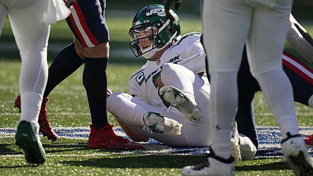 Zach Wilson z New York Jets se sna zvednout v zpase s New England Patriots.