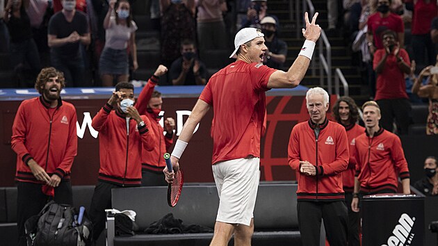 John Isner ze svtovho vbru se raduje z bodu v zpase Laver Cupu, souboj se Zverevem ale prohrl.