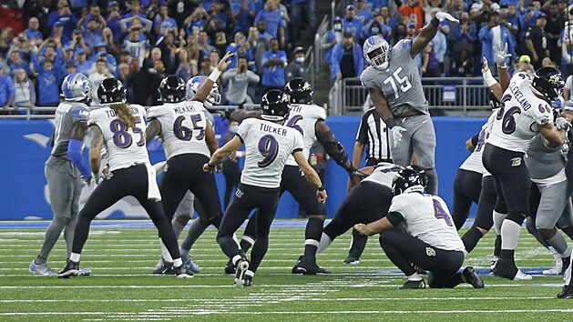 Justin Tucker (9) z Baltimore Ravens poslal m mezi tye z 66 yard, zapsal si rekord NFL.