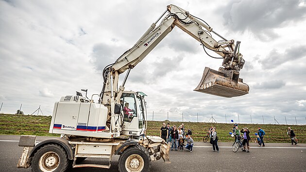 Lid se podvali na tm dokonen sek dlnice D11 mezi Smiicemi a Hradcem Krlov. (25. 9. 2021)