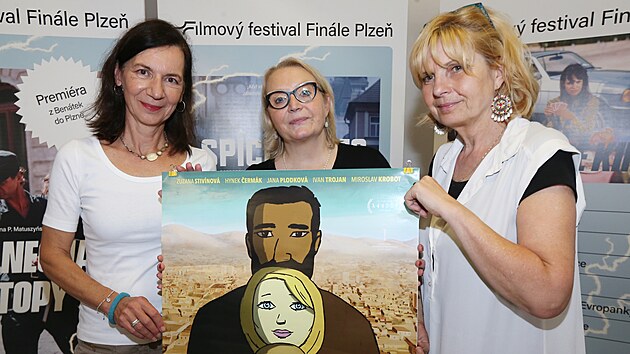 Autorka knin pedlohy Petra Prochzkov (vpravo), reisrka Michaela Pavlskov (vlevo) a producentka filmu Moje slunce Mad Kateina ern na tiskov konfernci k filmovmu festivalu Finle Plze. (13. 9. 2021)
