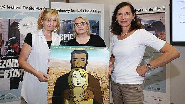 Autorka knin pedlohy Petra Prochzkov (vlevo), reisrka Michaela Pavltov (vpravo) a producentka filmu Moje slunce Mad Kateina ern na tiskov konferenci k filmovmu festivalu Finle Plze. (13. 9. 2021)