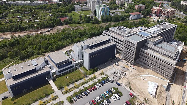 Výstavba kampusu Lékařské fakulty v Plzni je v plném proudu. Letecký snímek byl pořízen v červnu letošního roku.