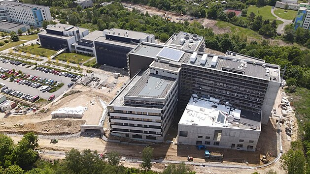 Výstavba kampusu Lékařské fakulty v Plzni je v plném proudu. Letecký snímek z června 2021.