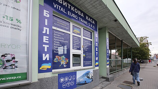 Provozovny s npisy v azbuce se slubami hlavn pro zahranin dlnky dominuj autobusovmu ndra v Plzni. (21. 9. 2021)