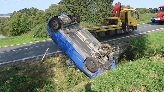 Siln opil idi nezvldl jzdu u Janovic nad hlavou. Auto skonilo pevrcen v pkopu.