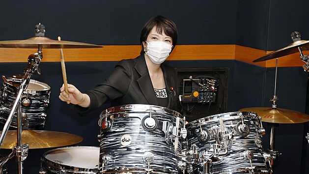 Kandidtka na japonskou premirku Sanae Takaiiov v mld hrla v heavymetalov kapele.