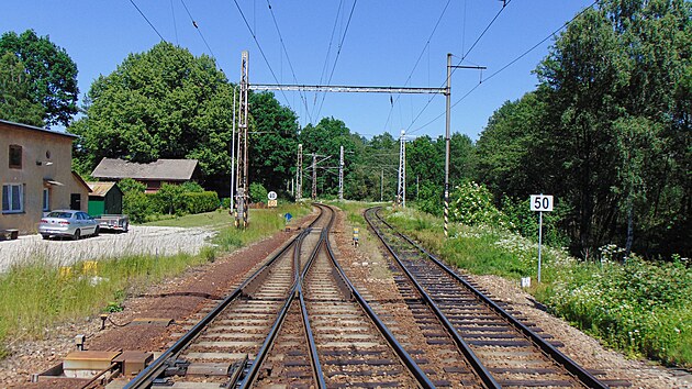 Jihlavsk zhlav stanice Kostelec u Jihlavy. Kolej vpravo vede do Slavonic.