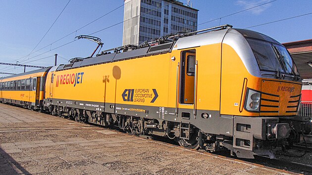 Lokomotiva Siemens Vectron spole�nosti Regiojet v �ele vlaku RJ 1012 �ek� v Ko�ic�ch na pokyn kj�zd� do Prahy.