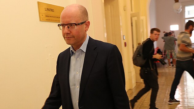 B�val� premi�r Bohuslav Sobotka u m�stsk�ho soudu v Praze, kde pokra�uje hlavn� l��en� v kauze rozd�lov�n� sportovn�ch dotac�. Mezi ob�alovan�mi jsou b�val� p�edseda Fotbalov� asociace �R Miroslav Pelta a ��f �esk� unie sportu Miroslav Jansta. (28. srpna 2020)