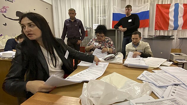 Členové volební komise se chystají spočítat hlasovací lístky po hlasování ve volební místnosti po parlamentních volbách ve vesnici nedaleko ruského Omsku. (19. září 2021)